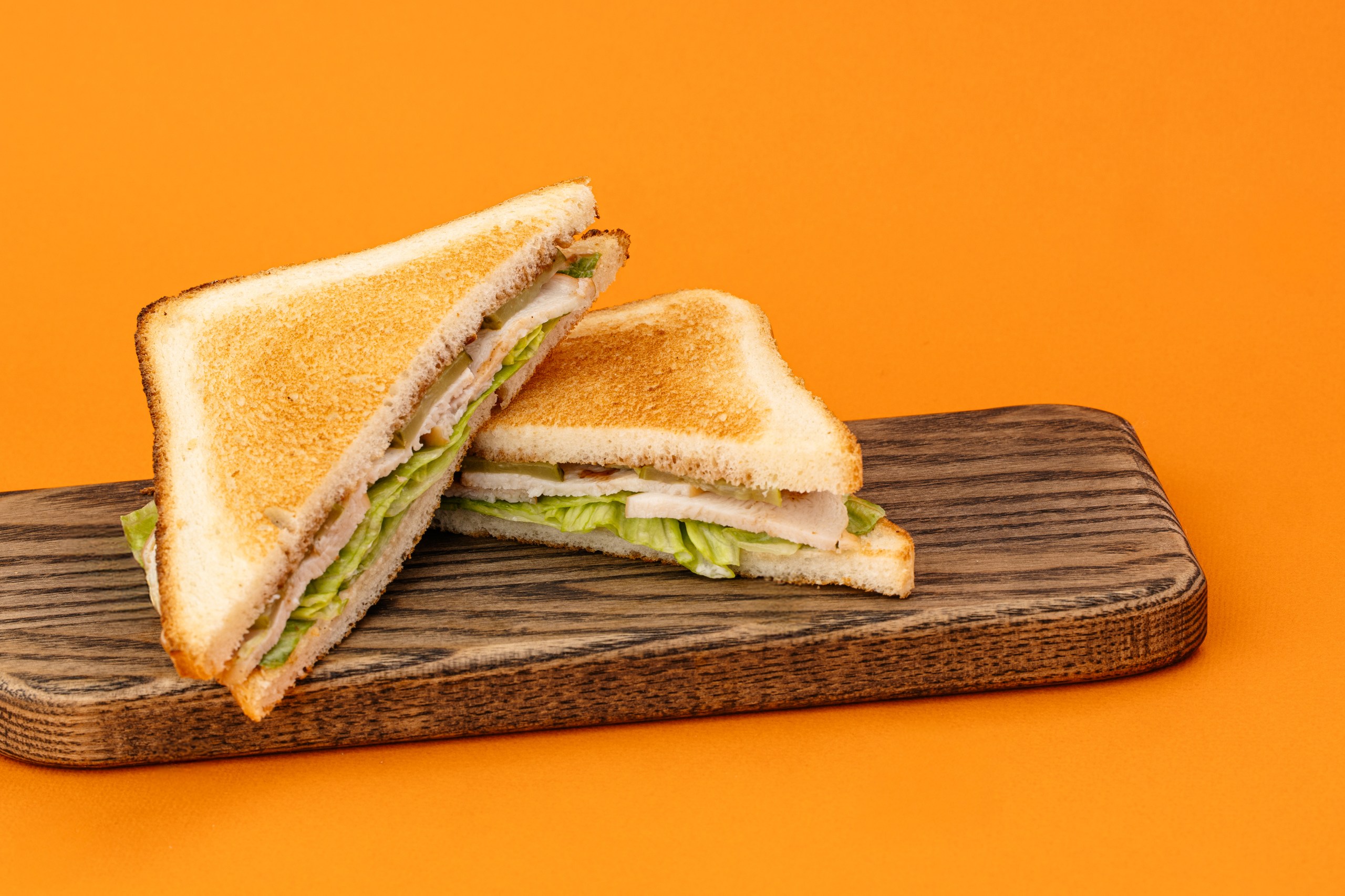 Сэндвич с курицей и маринованными огурцами