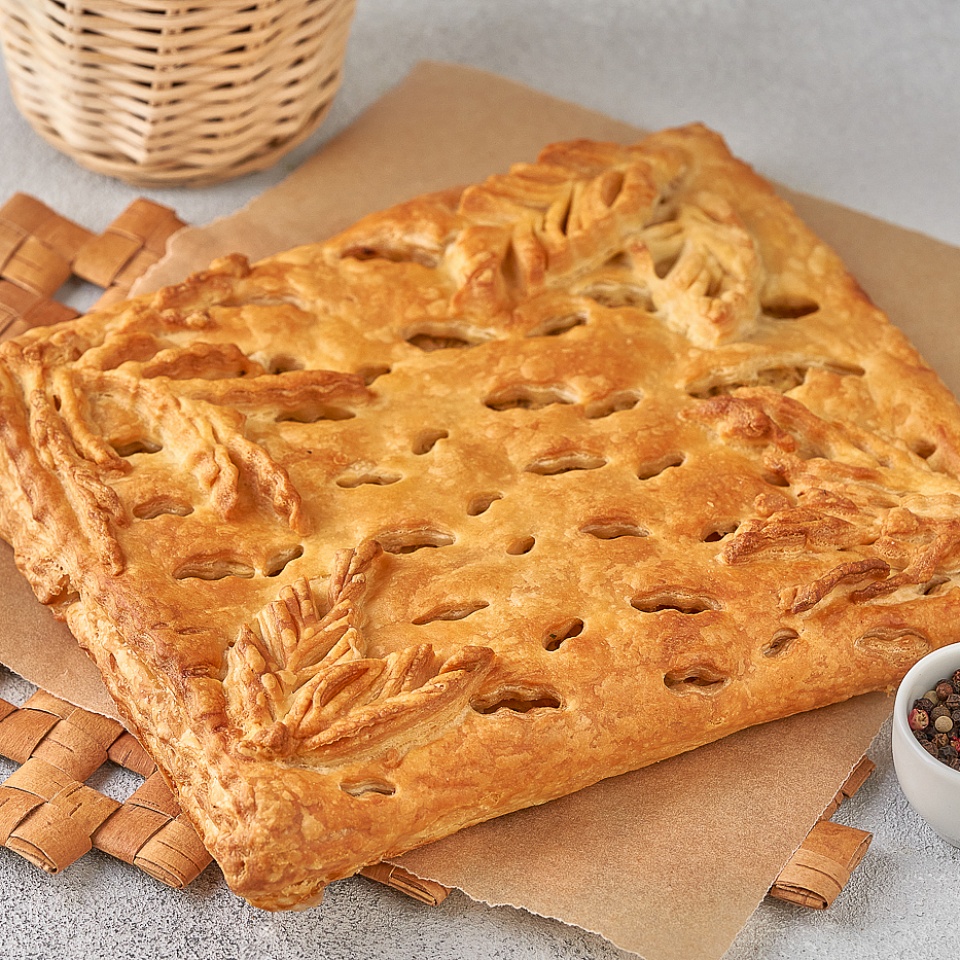 Пирог слоеный с семгой, шпинатом и сыром