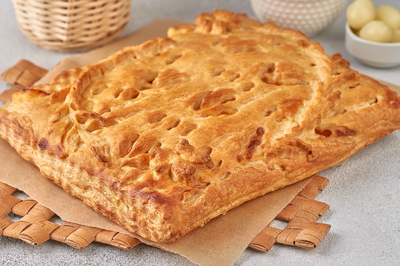 Пирог слоеный с яблоком и брусникой