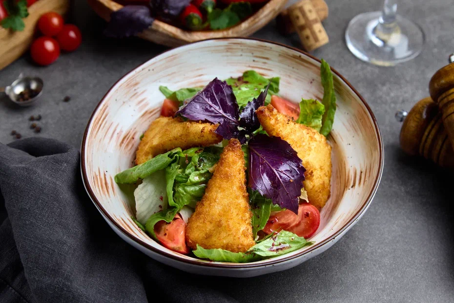 Жареный сулугуни с легким салатом