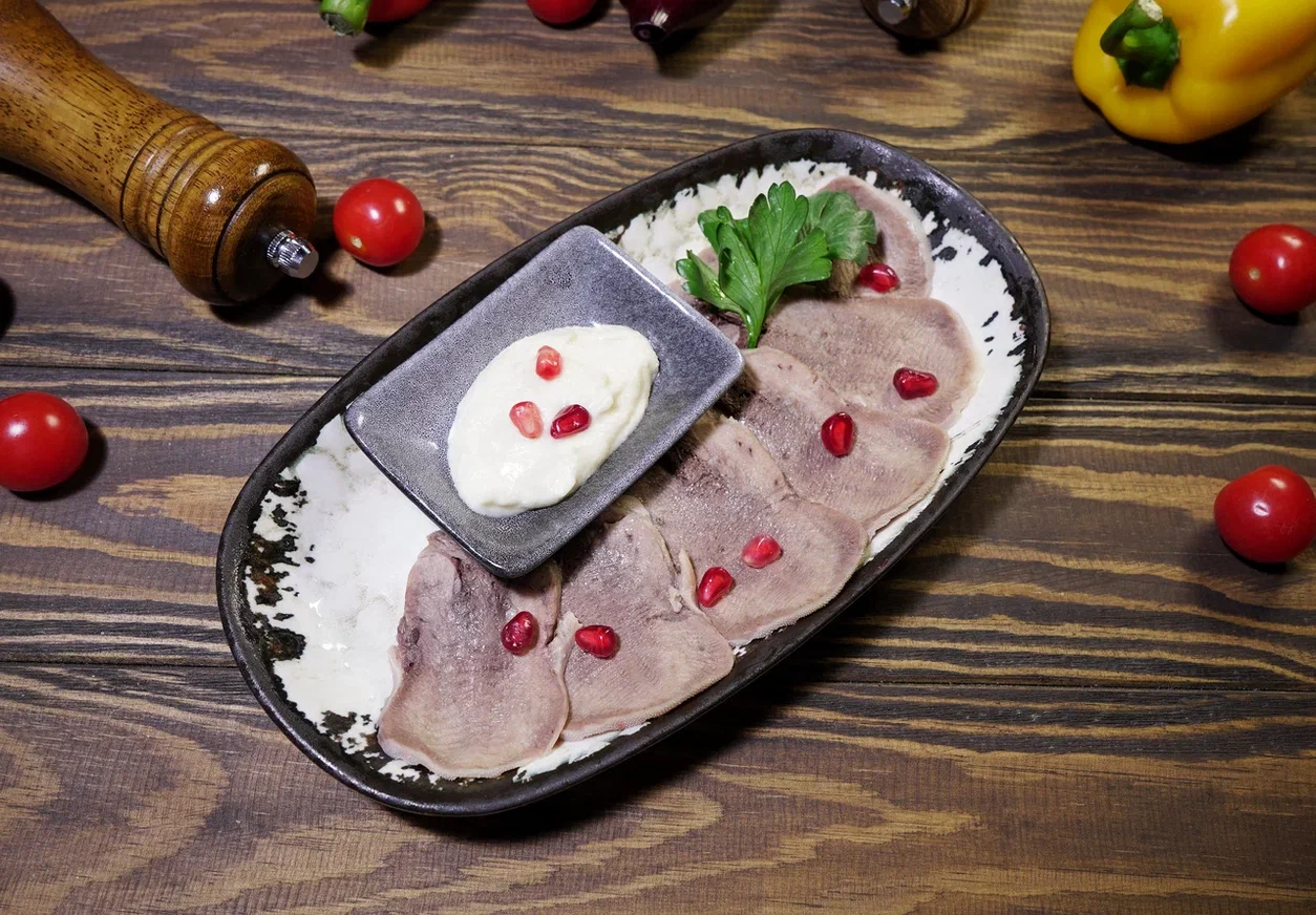 Язык говяжий отварной