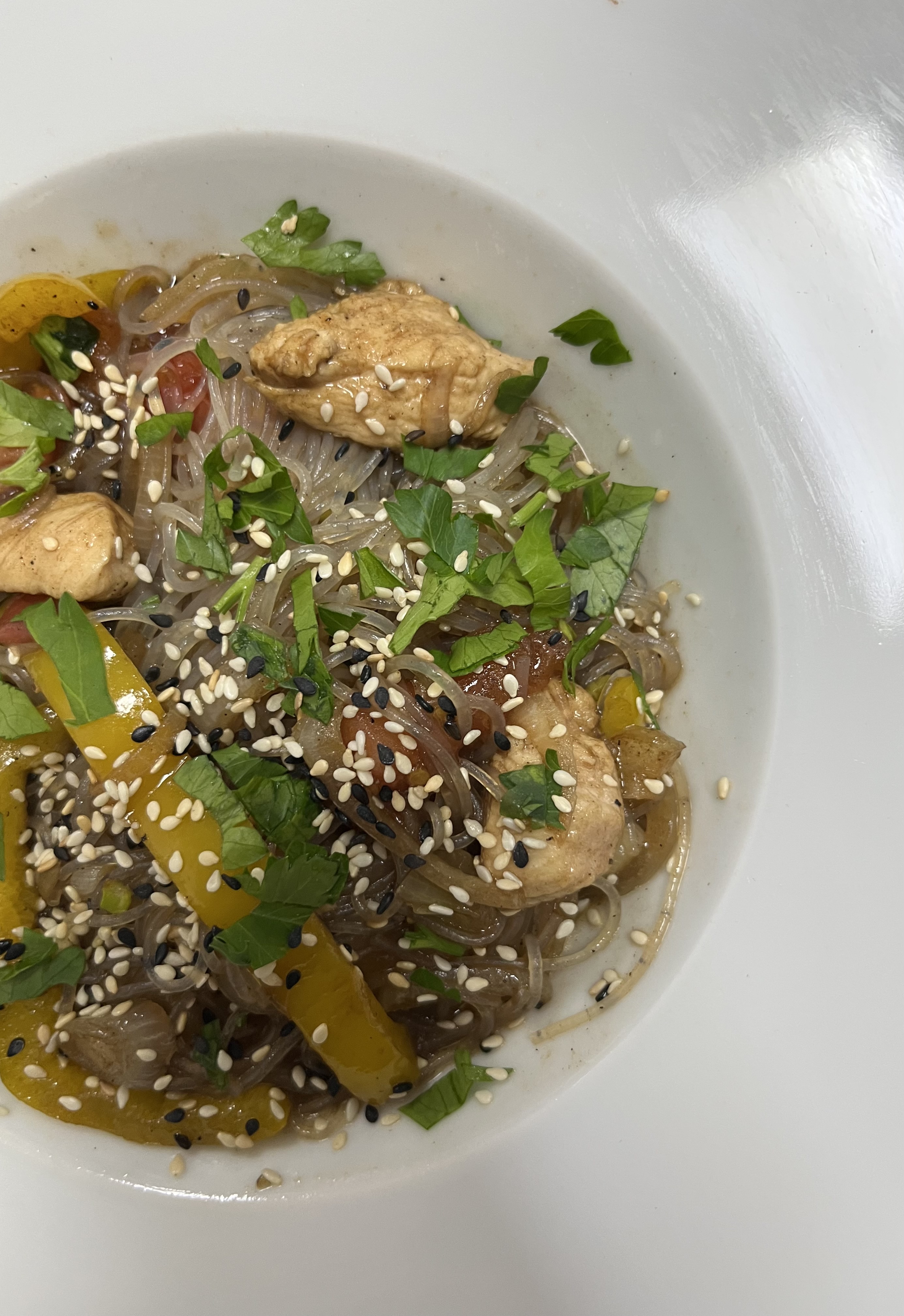 Фунчоза с куриным филе и овощами