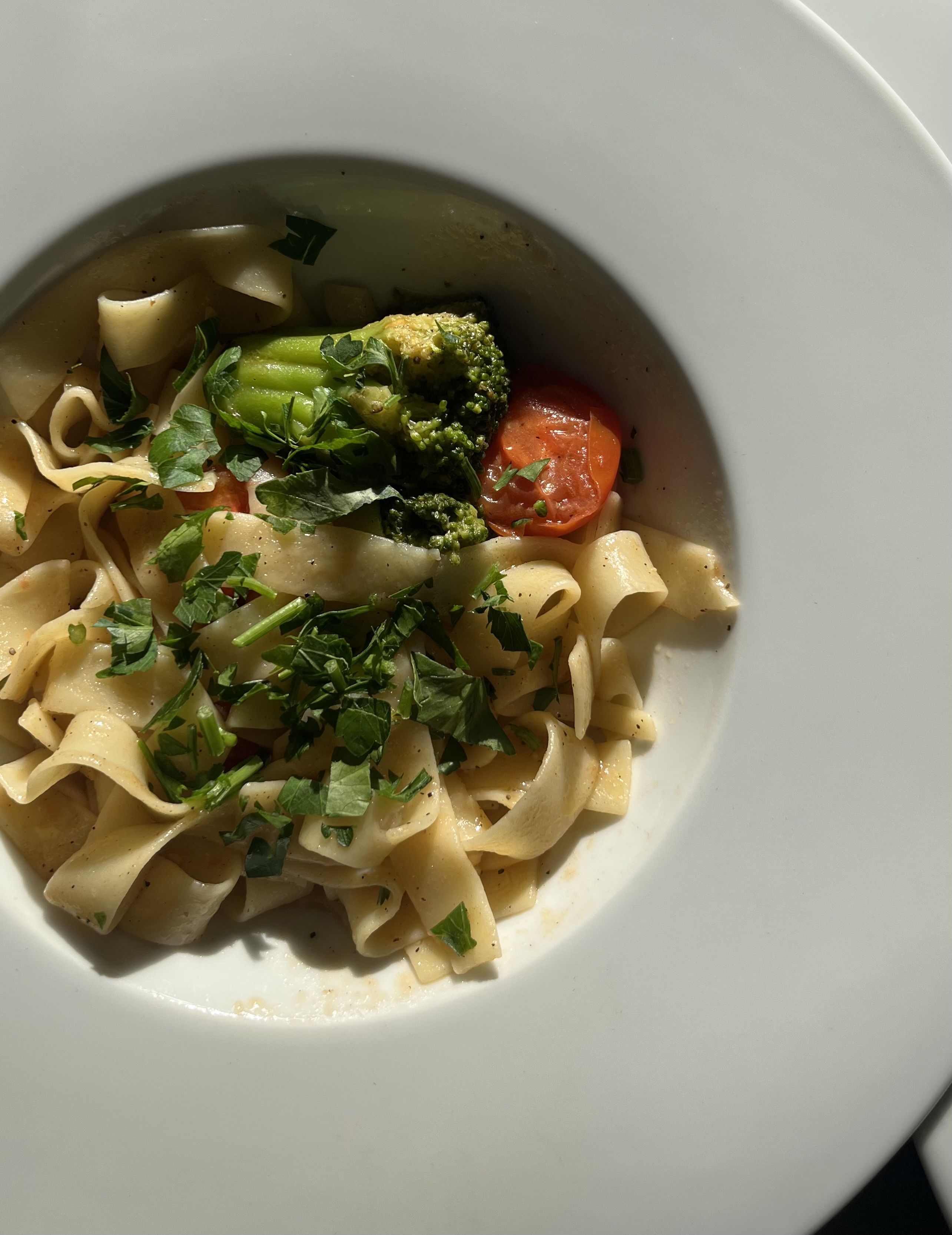 Фетучини с брокколи и черри