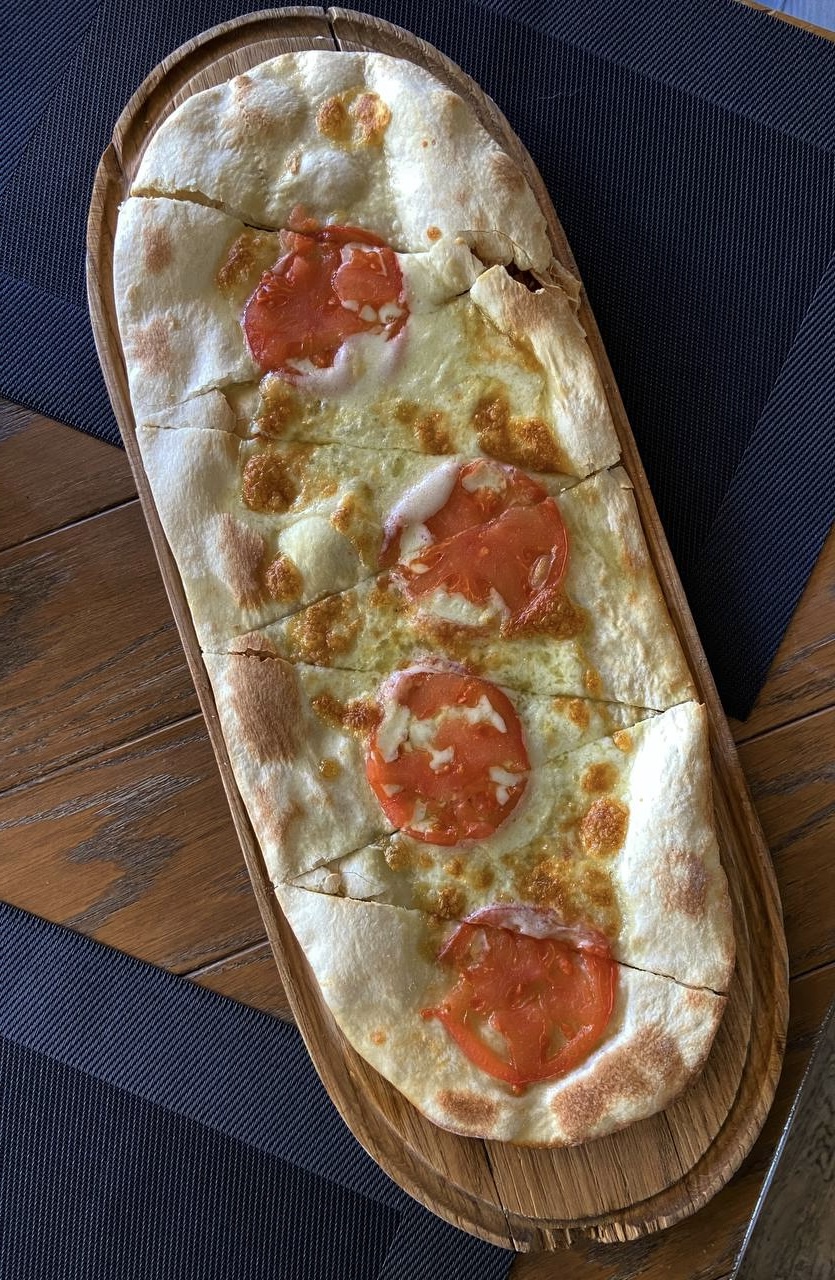 Фокачча с моцареллой и томатами