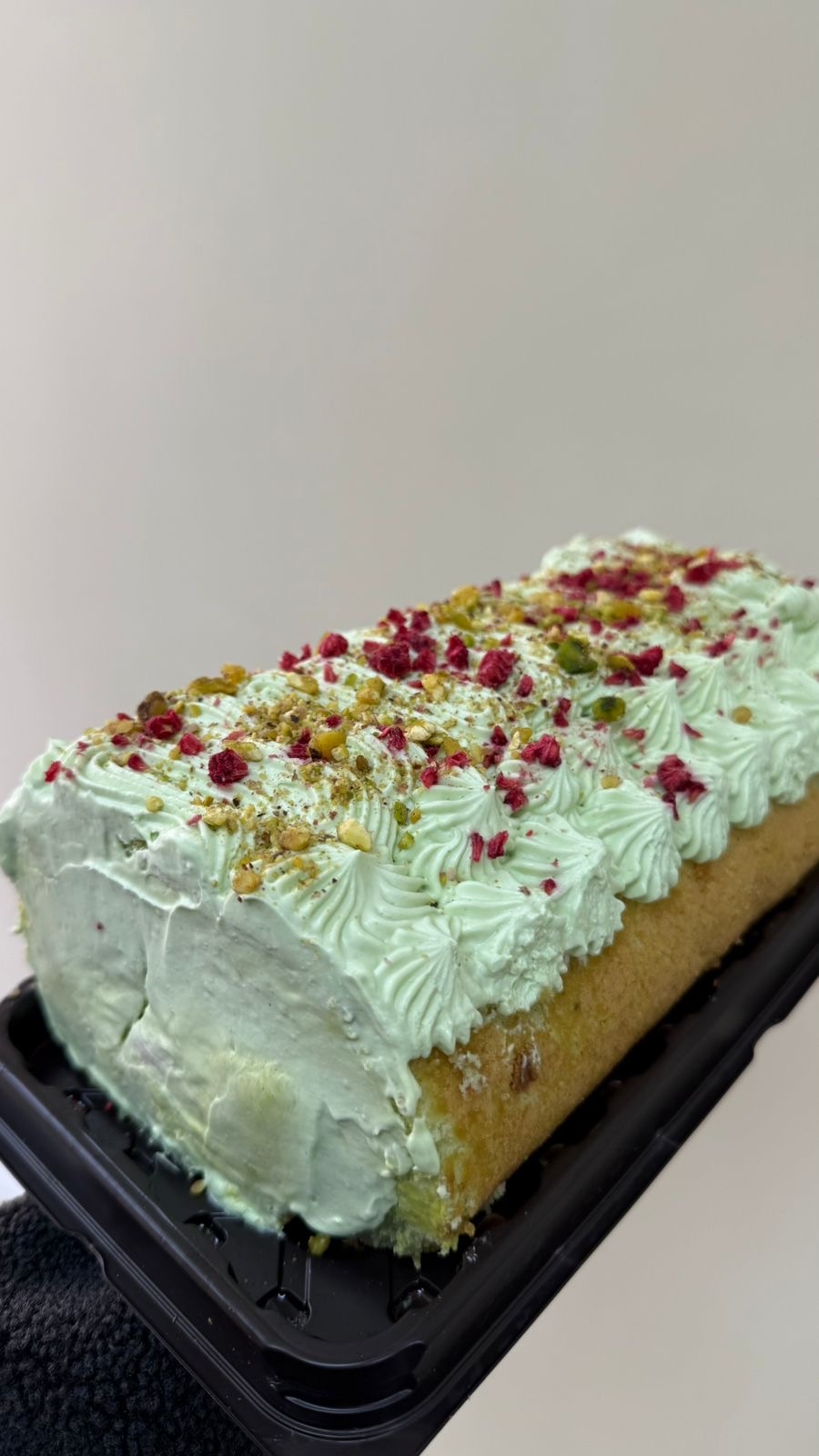 Рулет «Фисташка - малина»