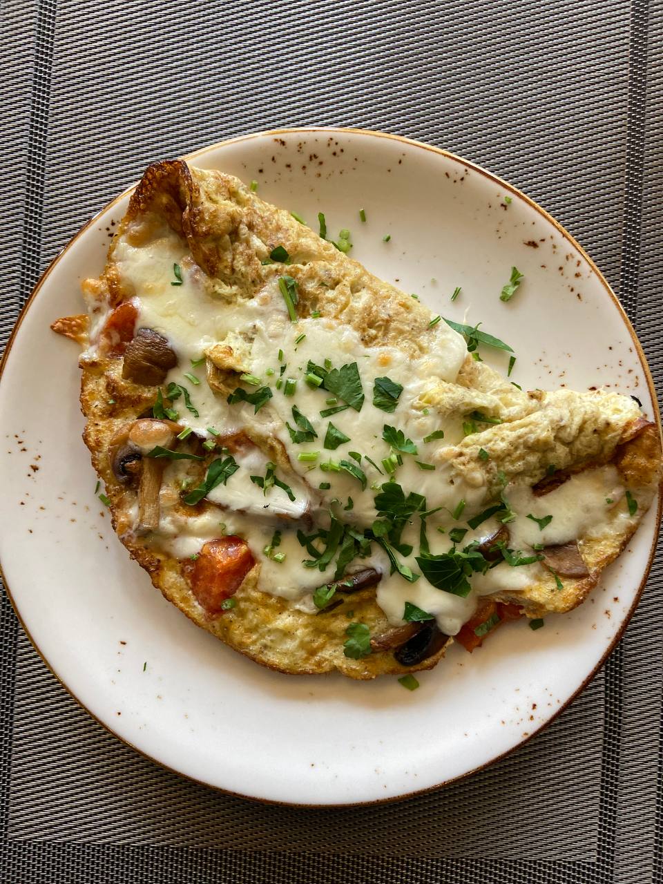 Омлет / грибы, сыр, черри