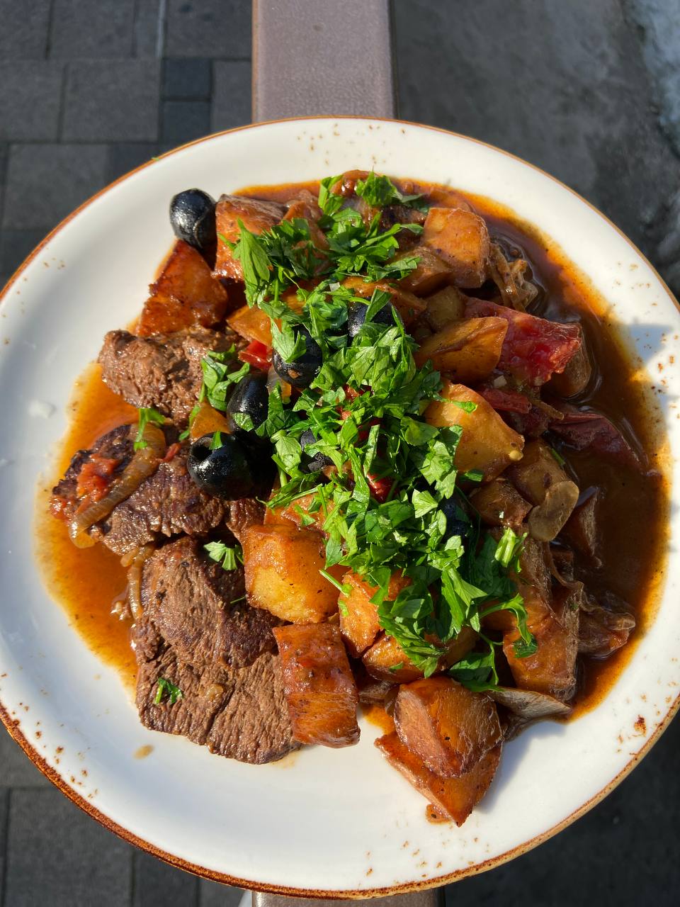 Ростбиф с жареной картошкой