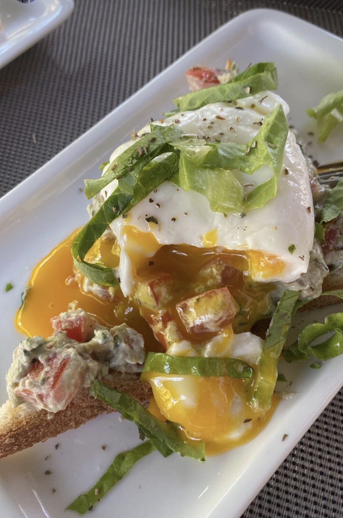 Брускетта с яйцом пашот и авокадо