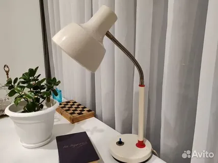 UML-B700 E27 WHITE Светильник настольный, 60W. Цоколь Е27. Механический выключатель. Белый. ТМ Uniel