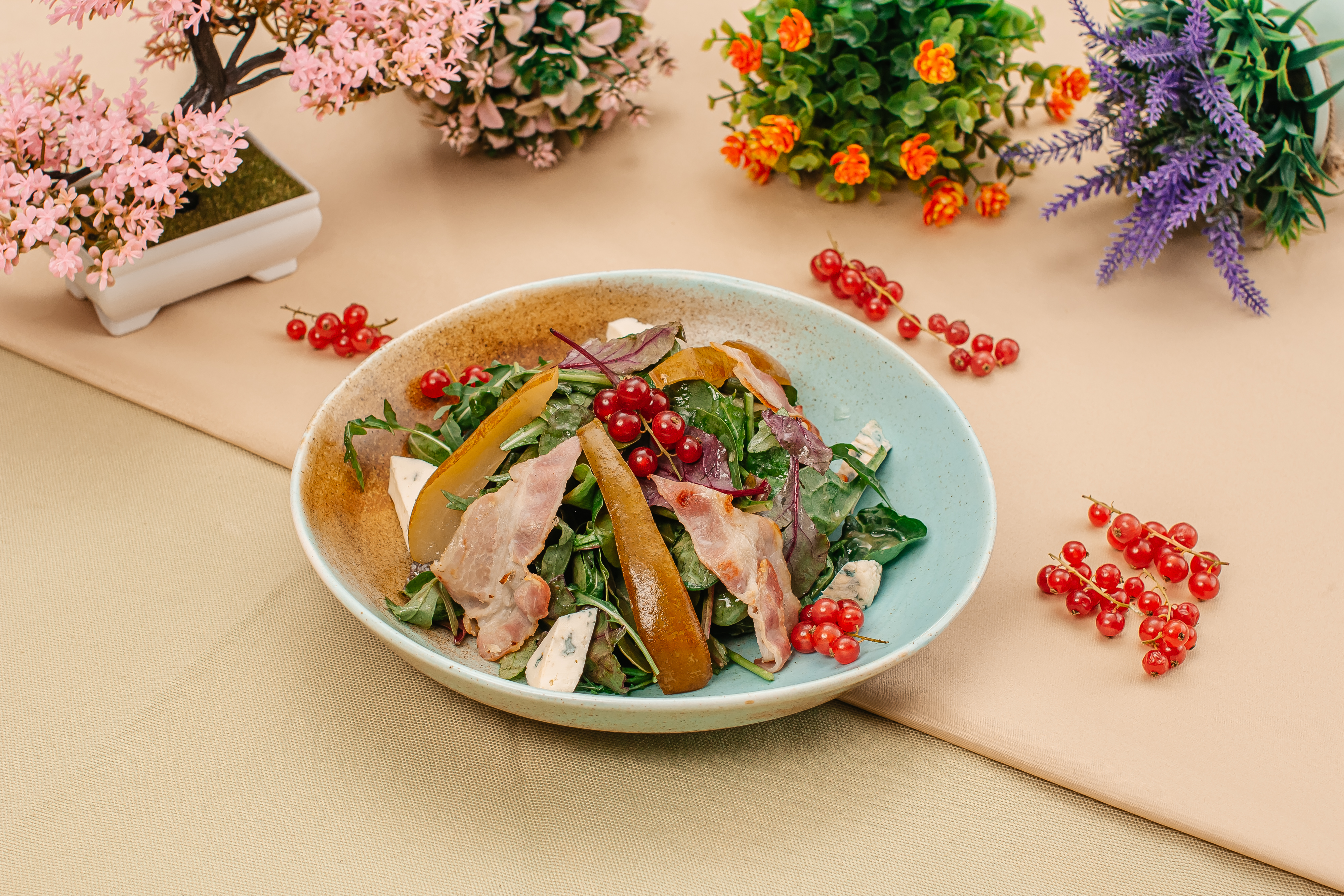 Салат с грушей и беконом