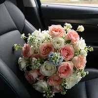 Blumenstrauß im Auto