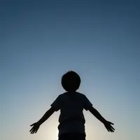 Criança Olhando para Cima