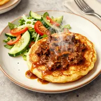 Lempeng kentang dengan goulash