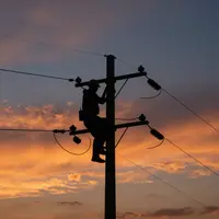 Электромонтер на закате