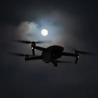 רחפן בשמי הלילה