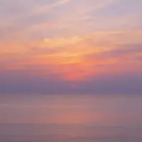 Klidný západ slunce nad oceánem