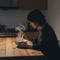 Persona comiendo sopa