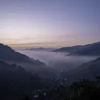 Krajobrazy mglistych dolin