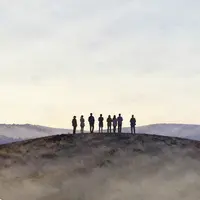 Gruppe auf einem Hügel