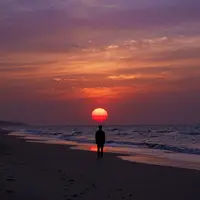 Matahari terbenam pantai sunyi