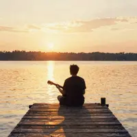Einsamer Mann mit Gitarre