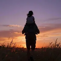 Passeggiata nel campo al tramonto