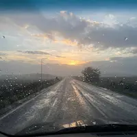 Strada bagnata con riflessi
