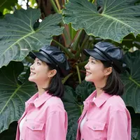 Wanita Gembira di Luar