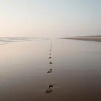 شاطئ منعزل