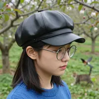 Mujer con gorra de cuero