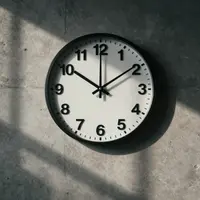 Minimalistische Uhrenkunst