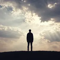 Persona sulla collina