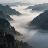 منظره دره مه آلود