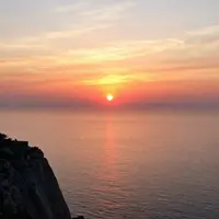 זריחה מעל האוקיינוס