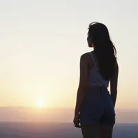 زنی رو به افق