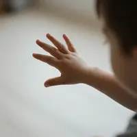 Barn som sträcker sig