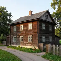 पुराना लकड़ी का घर