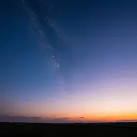 طلوع خورشید در شب ستاره‌باران