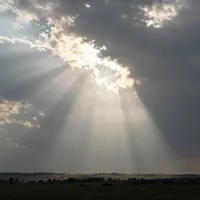 Buludlar arasından günəş