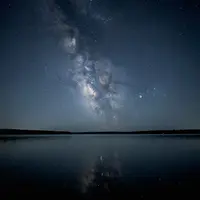 ستاروں بھرے آسمان کا عکس