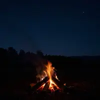 Lagerfeuer-Nachtszene