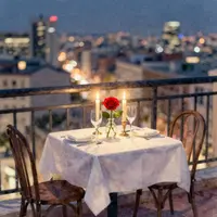 Balkonda romantik şam yeməyi