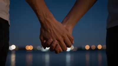 מחזיק לך את היד