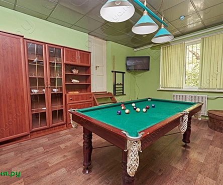 Зал с бильярдом