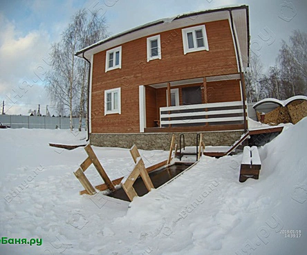 Баня с прудом