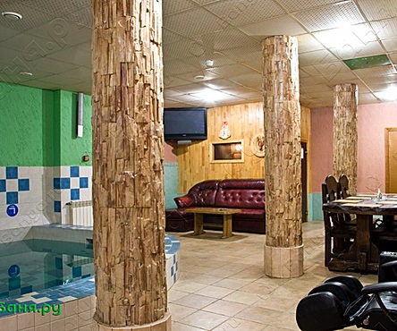 Зал с бильярдом