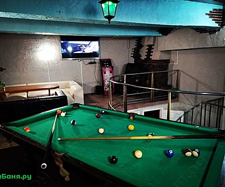 Большой зал с бильярдом