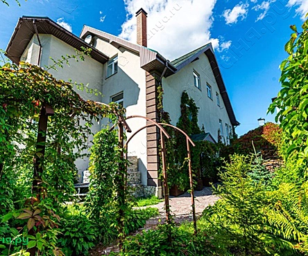 Большой коттедж