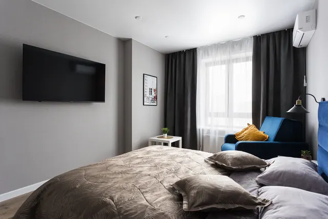 Двуспальная кровать и настенный Smart TV
