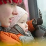 Мама рассказывает ребёнку что он видит за окном